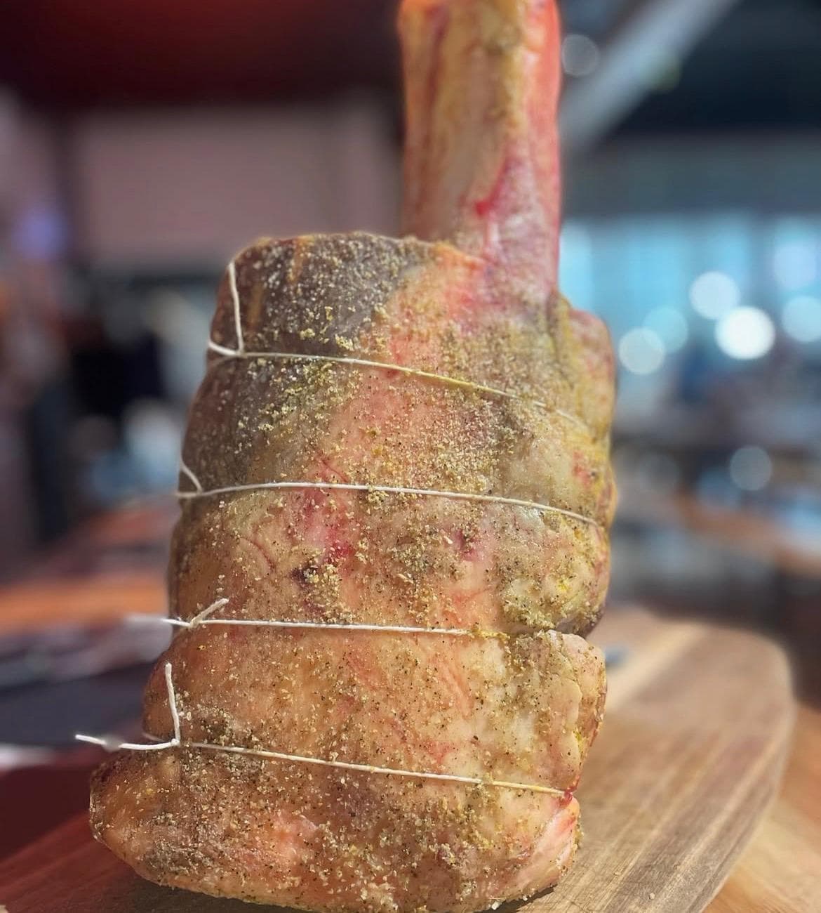 Pièce de viande épicée prête à être cuite