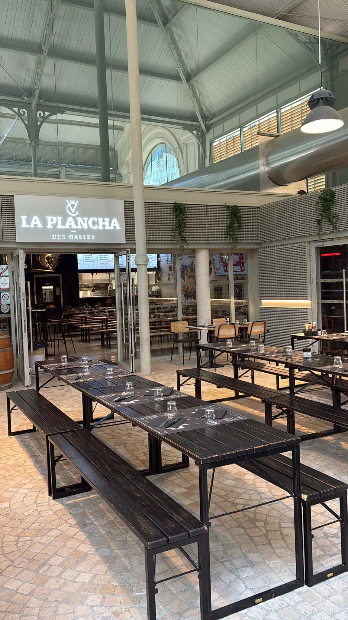 Intérieur sous la halle avec l'enseigne LA PLANCHA des Halles visible au-dessus de l'entrée