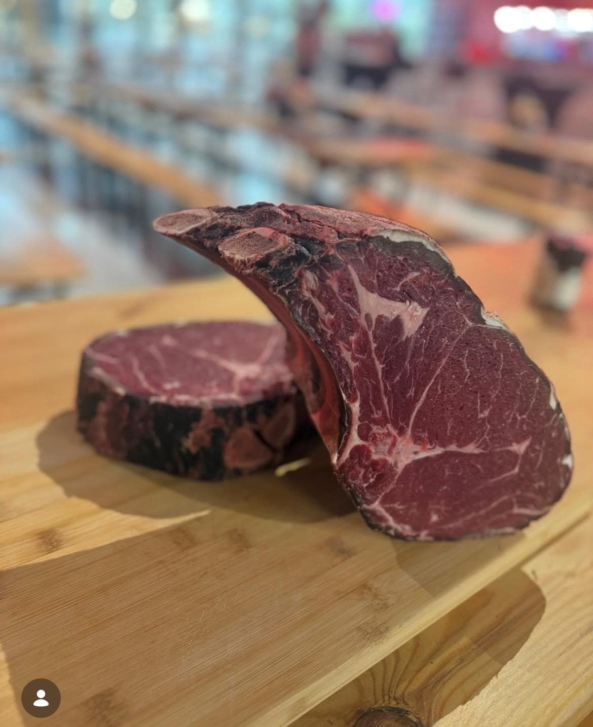 Côte de bœuf maturée et filet sur planche en bois